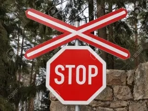 18821795-segnale-di-stop-ad-un-passaggio-a-livello-boemia-del-sud